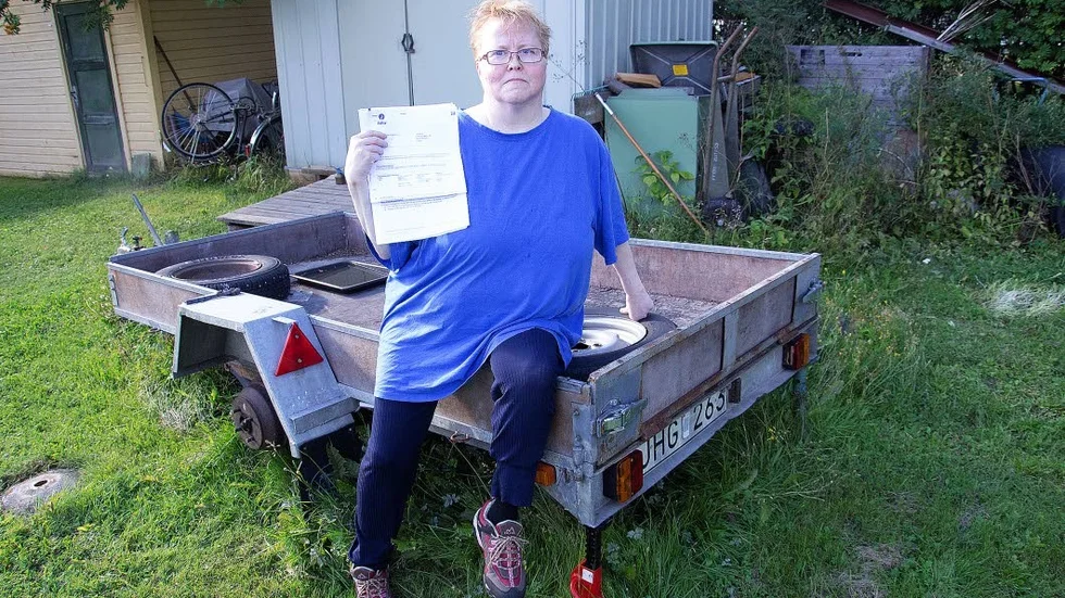 Åsa Åman och hennes man Ulf har fått en fortkörningsbot för sin släpvagn från Belgien. Den står  utan hjul hemma på tomten i Erikslund.