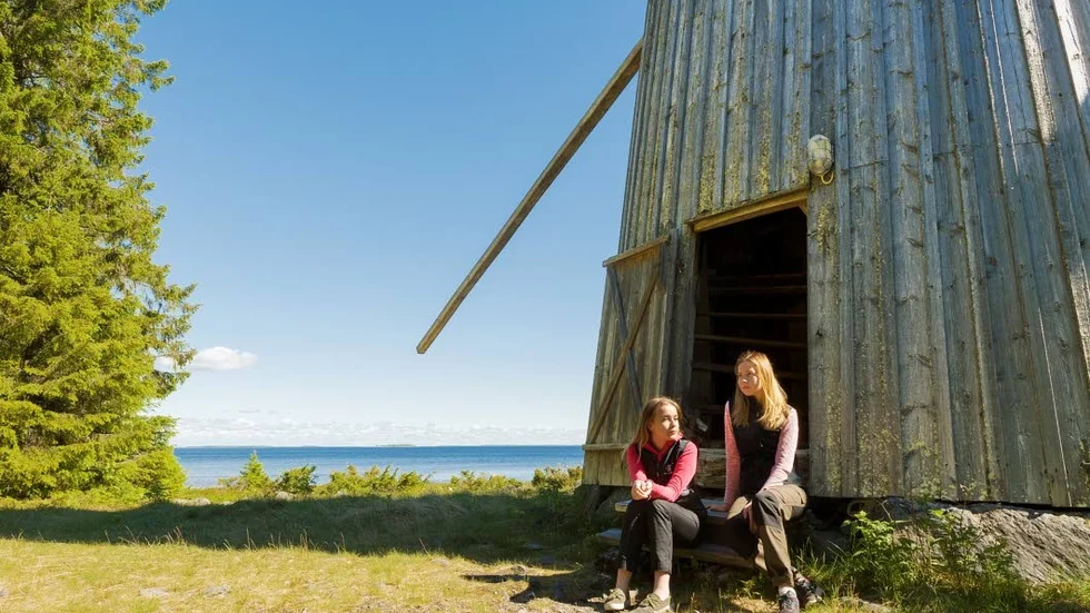 Ledigheten får de ta när de får möjlighet. Då kan det vara skönt att bara sitta ner och koppla av en stund som här vid populära sevärdigheten Hattkvarnen med utsikt över havet.