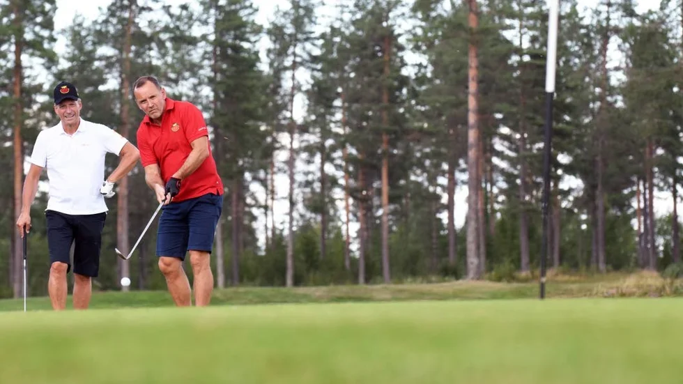 Stefan Erkki kollar på när tränare Thomas Berglund chippar in på green.