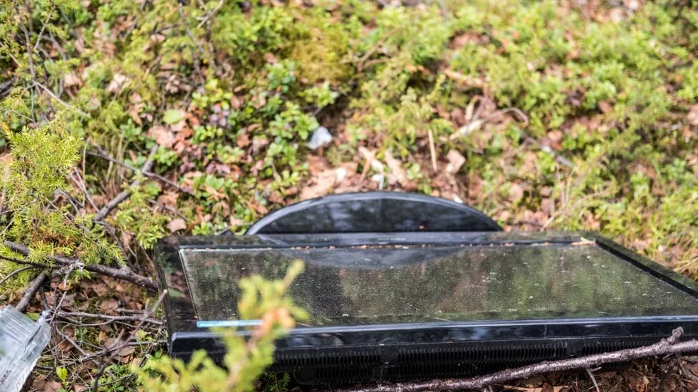 Även två teveapparater har slängts i skogen.