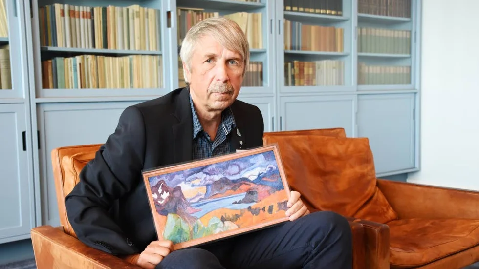 Lennart Lantto i Helmer Osslund rummet på stadshuset. Det är hans favoritplats i huset. Rummet är inrett och målat efter Helmer Osslunds tavla som Lantto håller en kopia av, den riktiga tavlan restaureras inför flytten till det nya stadshuset.