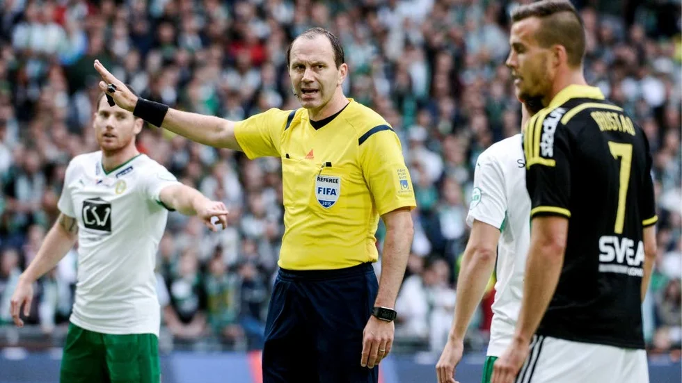 STOCKHOLM 2015-09-27 
Domare Jonas Eriksson under söndagens allsvenska fotbollsderby mellan Hammarby IF och AIK på Tele2 Arena i Stockholm. 
Foto: Janerik Henriksson / TT / Kod 10010