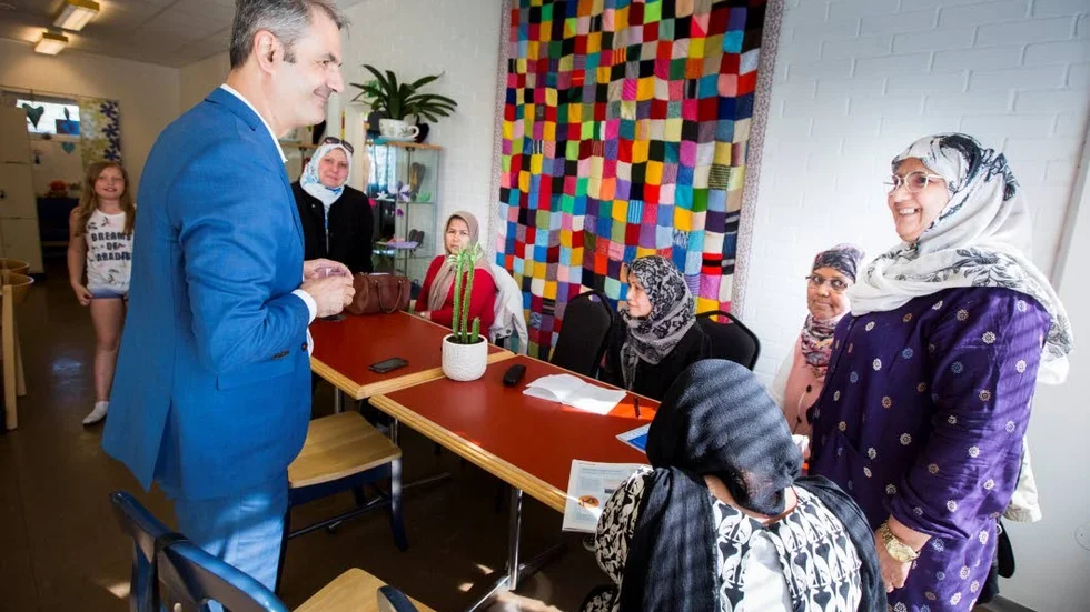 "Sverige tar ett stort ansvar, men vi kan aldrig ta hela ansvaret", säger Ibrahim Baylan (S) som här samtalar med Luleåbon Shahr Banoo.