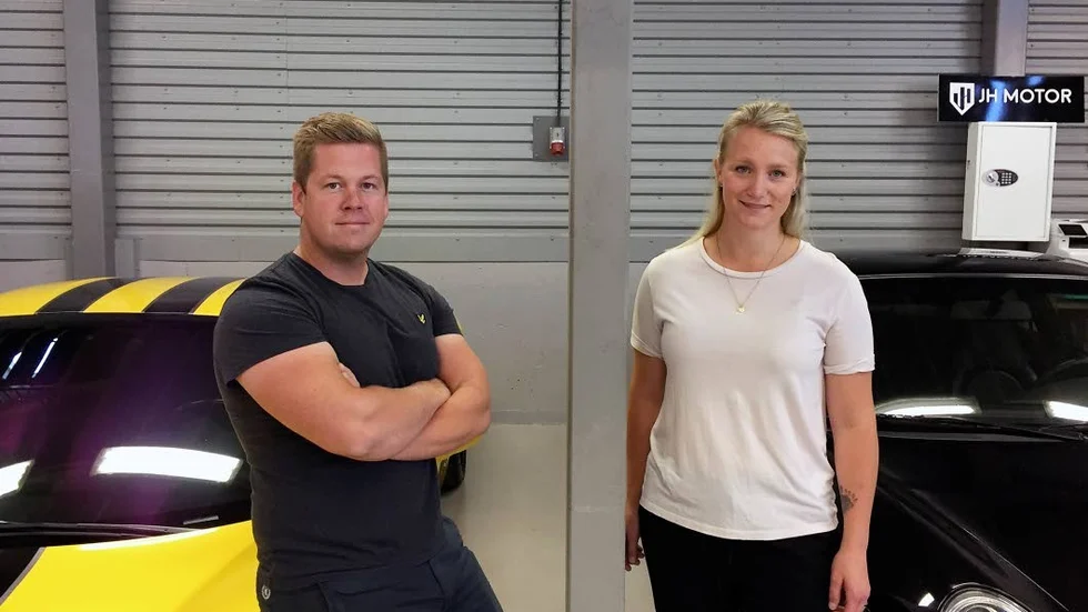 Egen bilhall. Jandreas och Fanny Hjertman öppnade bilhallen för en vecka sedan.