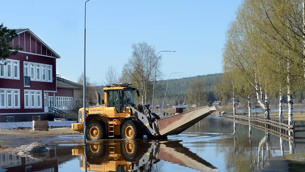 Det översvämmade vattnet från Kalix älv är farligt nära. Men åtgärder görs för att hindra att det tränger in på skolområdet i centrala Överkalix