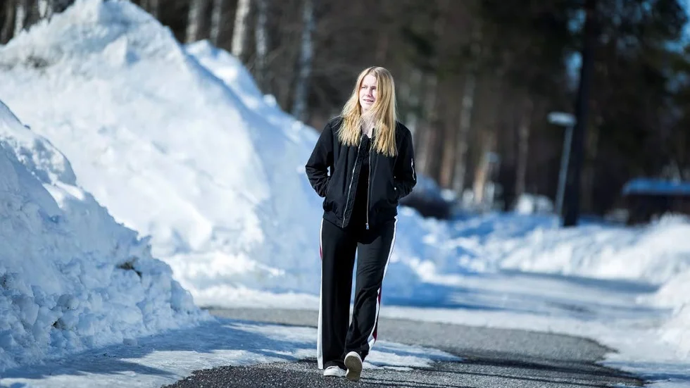 Agnes Tornberg beskriver att hon drabbas av en extrem trötthet när sjukdomen ME slår til. ”Hela kroppen gör ont. Jag får huvudvärk och har svårt att tänka. Jag blir helt slut både fysiskt och psykiskt.”