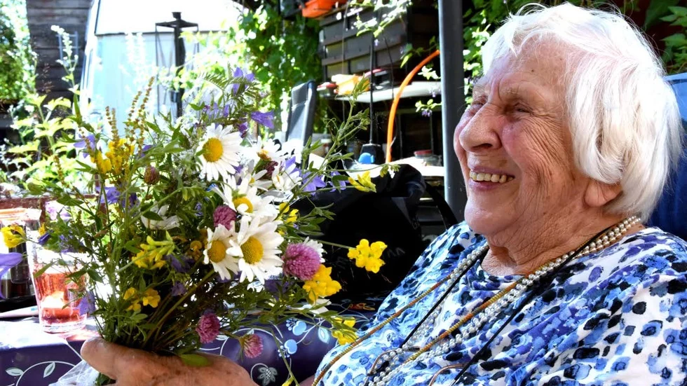 En vacker bukett med ängsblommor glädjer Gun Persson som är hemma i kyrkstugan på besök.