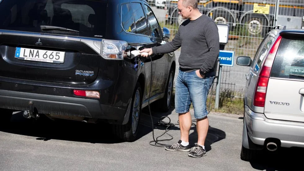 Laddar Ronny Kallioniemi i ett vanligt 230 volts uttag så tar det fem timmar att ladda upp batteriet.