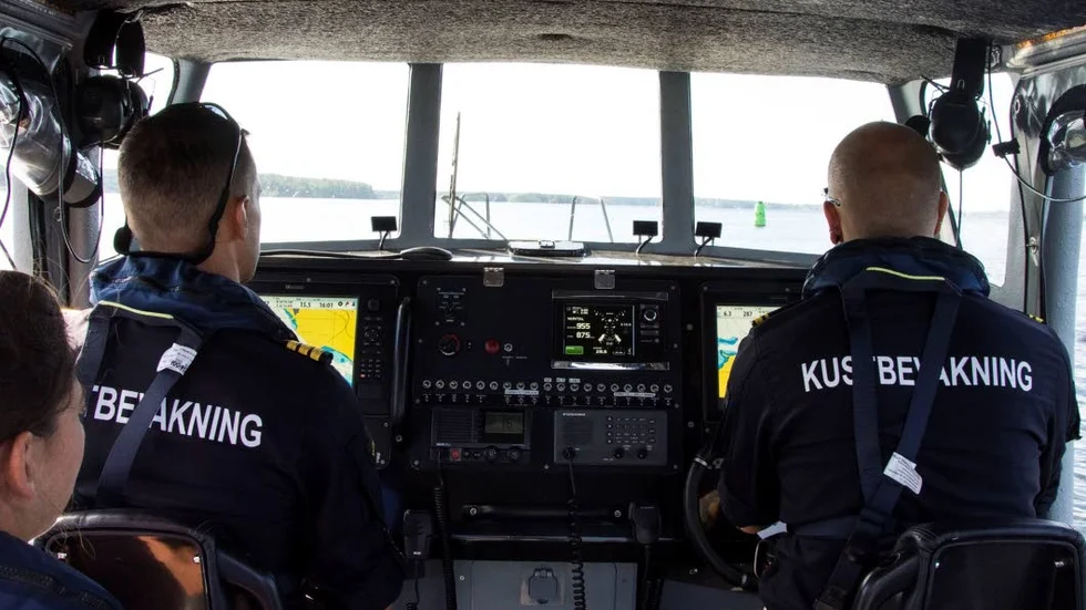 Henrik Elemalm, befälhavare, Erik Nyberg, kustuppsyningsman och Lisa Frohm, aspirant, patrullerar med Kustbevakningens båt.