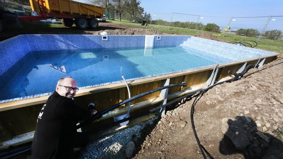 Pooler. Fler privata personer vill ha en pool på baksidan.
