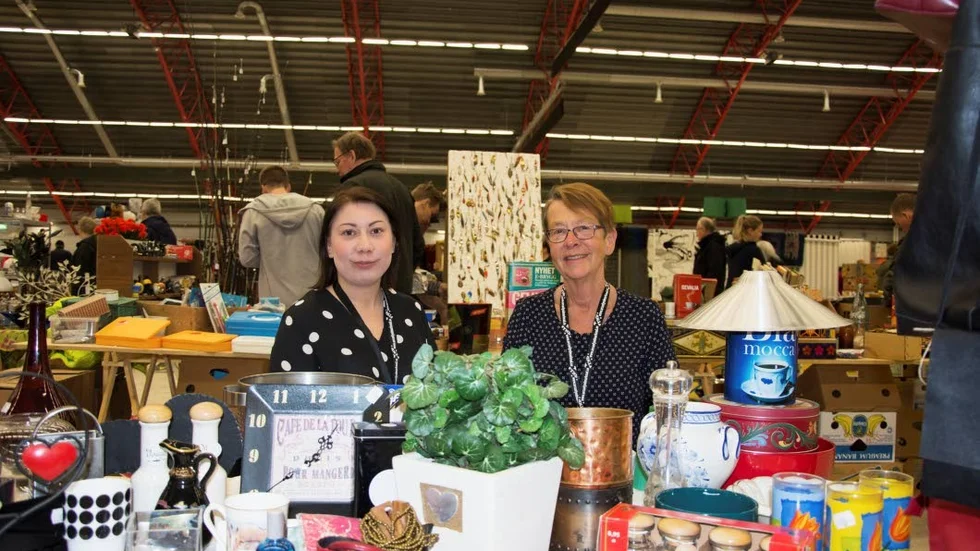 För Åsa och Moniqa Metsävainio är det första gången bakom borden på fyndmarknaden.