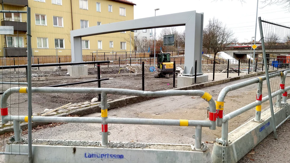 En stabil stålkonstruktion ska nu sätta stopp för lastbilarna som annars hade kört in i järnvägsbron.