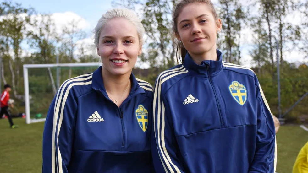 Jolin Emmoth och Tilde Vähätalo, Kiruna FF, är ledare för den yngsta gruppen tjejer. "Vi vill väcka ett intresse för fotboll", säger Jolin Emmoth.