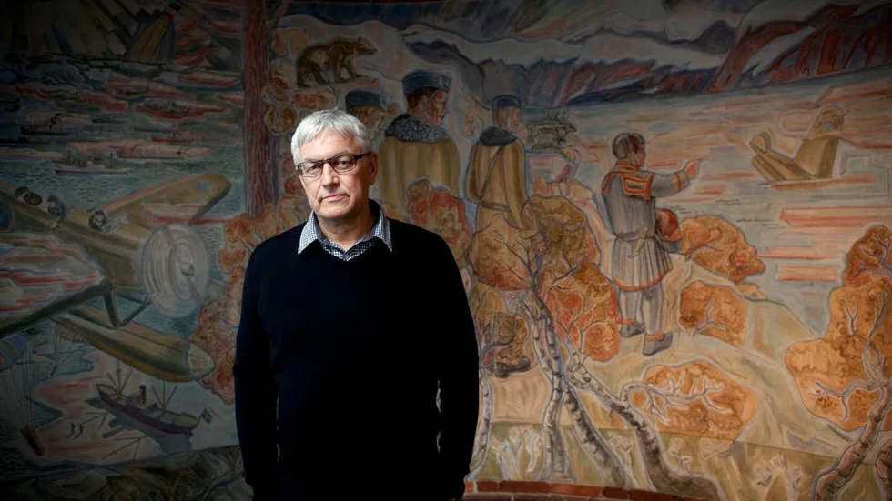 Ulf Eneroth i Flygvapnets minneshall i Tre Kronor på Gärdet där Einar Forseths sex frescomålningar som skildrar en ung mans dröm om att bli pilot och hur det slutade, visas.