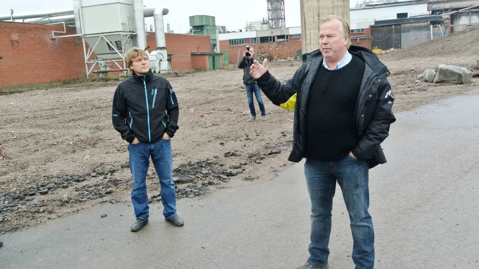 Båtgarage. Vid första stoppet berättade Anders Högberg att fastigheten till vänster håller på att styckas av för att rymma ett 70-tal båtgarage.