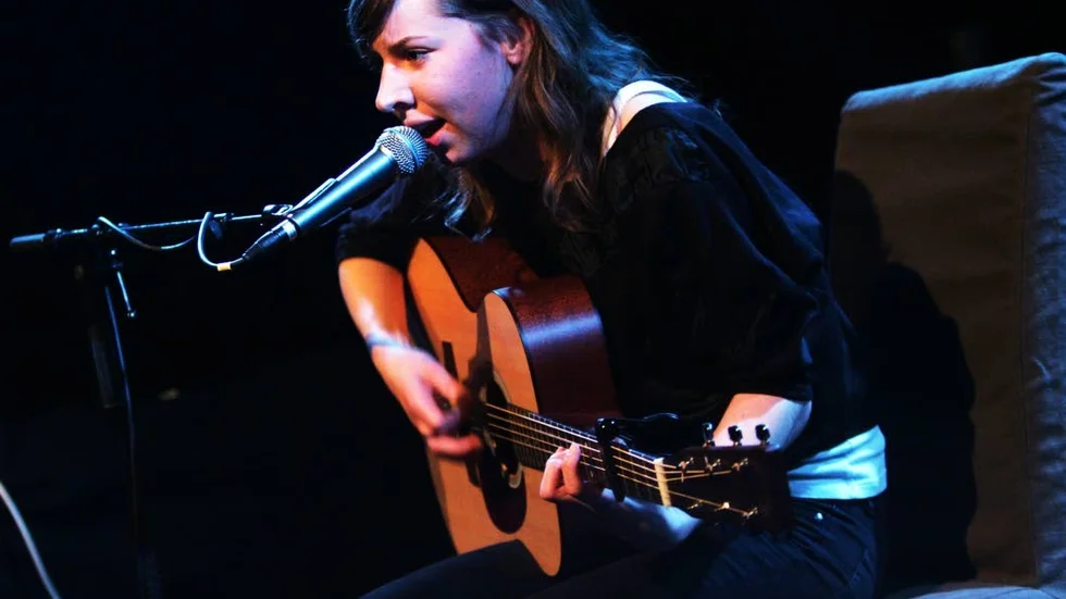 Britta Persson från Vattholma kan räknas in till genren "singer-songwriter".