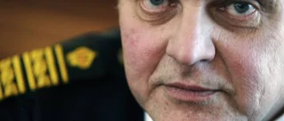 "Kapten Klänning" dubbelt aktuell