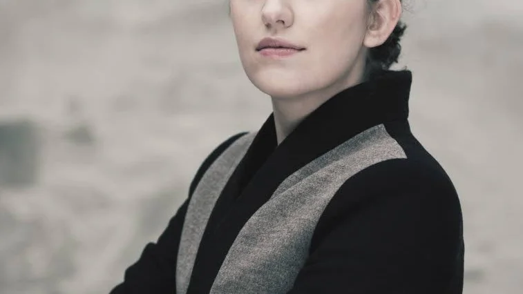 Central. Olga Ravn är en central figur i danskt kulturliv, både som kritiker och poet. I höstas kom ghennes debut ”Jag äter mig själv som ljung. Flicksinne” på svenska.