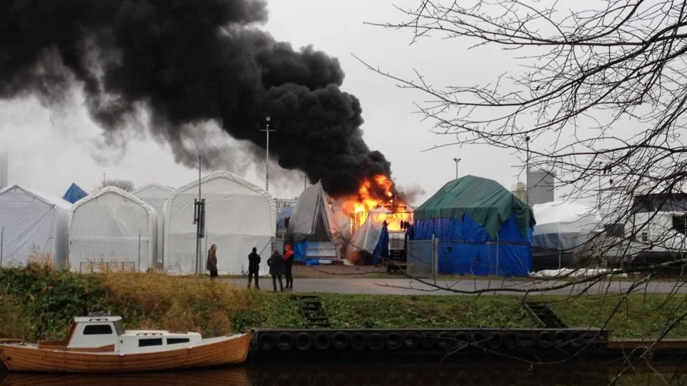 Båtbrand intill Kungsängsbron Uppsala.