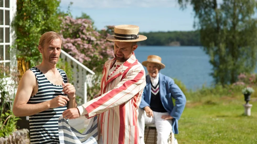 Roslagsliv. Ulf Drakenberg, Thomas Eriksson och Anne Kulle gör rollerna i Kulleteaterns "Tre män i en båt", där handlingen förlagts till Roslagen.