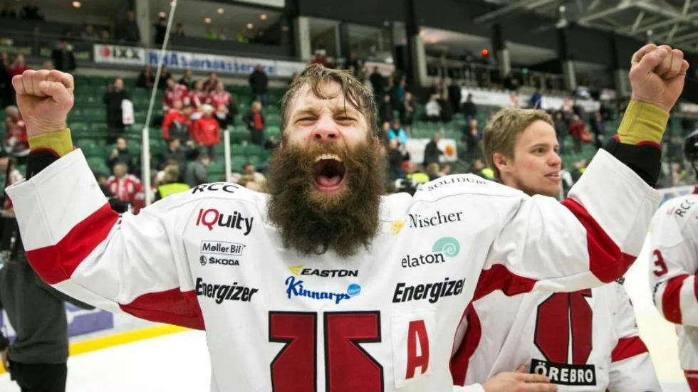 ÄNGELHOLM 2013-03-28 Örebros Emil Kåberg jublar sedan laget gått till elitserien efter resultaten i torsdagskvällens ishockeymatcher, Örebro HK mötte Rögle BK i kvalserien till elitserien på Lindab arena i Ängelholm. 
Foto: Andreas Hillergren / SCANPIX / Kod 10600