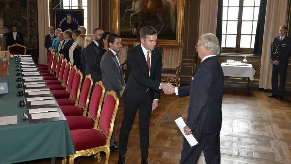 STOCKHOLM 2014103
Gabriel Wikström, folkhälsa-, sjukvård och idrottsminister hälsar på kung Carl Gustaf under skifteskonseljen på Stockholms slott.
Foto: Anders Wiklund / TT kod 10040