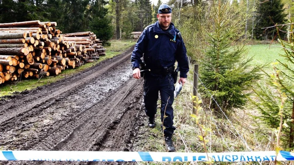 GRYTTBY 2014-05-11 
Två personer har på söndagen omkommit i en brinnande bil i Gryttby utanför Tierp, enligt polisen. 
Foto: Pernilla Wahlman / TT / Kod 9203
