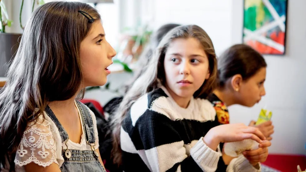 Bokprat. Alla barn ska få chans att prata, och bli lyssnade på. Fatmeh Al-Malla berättar för Selin Balikci och de andra i gruppen vad hon tycker om "Någons hjälte".