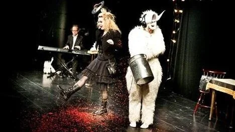 Malin Nilsson med kanin och keyboardist i Magic and Comedy.
