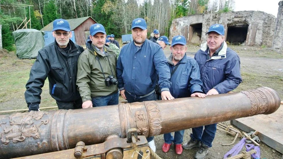 Mästergjutare. Kvintetten Peter Hjälmeskog, Gunnar Sjöberg, Niklas Bergström, Karl-Ingvar Jelleryd och Tomas Karlsson från Tierps Järnbruk kunde nöjda bevittna resultatet av järnbrukets arbete.