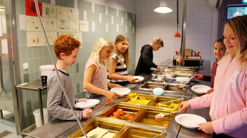 Matvecka. Josefine Persson (närmast kameran) och hennes klasskamrater i årskurs fyra tar mat.