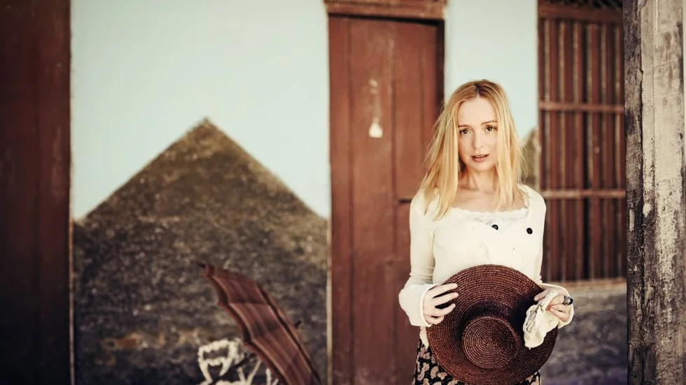Kuba. 20-årsjubilerande Lisa Ekdahl har hämtat inspirattion på Kuba men gjort något alldeles eget av det.