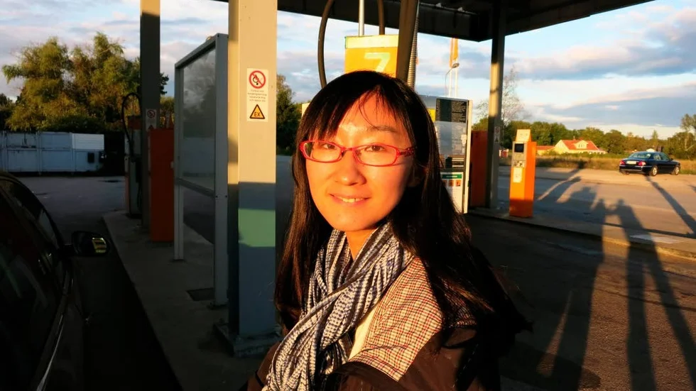Ann Han pendlar till Uppsala från Västerås. Hon tycker att bussen är bra men bilresan går 50 minuter snabbare.