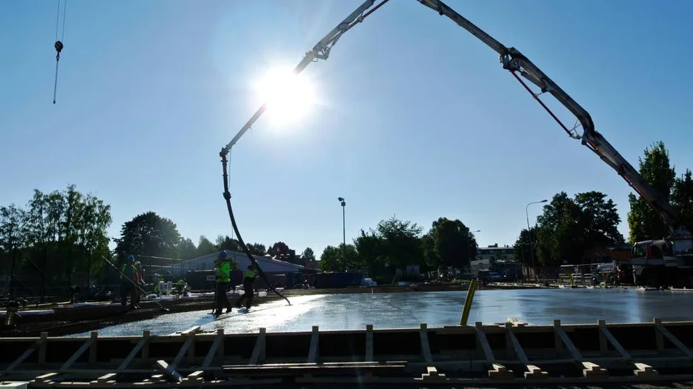 Som gjutet. På fredagsmorgonen inleddes gjutning av bottenplattan till den nya sporthallen vid Centralskolan i centrala Tierp.