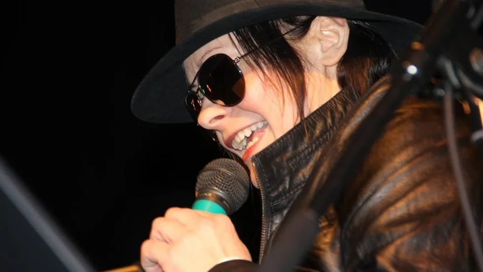 Konstnären Maria Lewis som Michael Jackson på Svenska kyrkans 80-talsfest i Parkhallen i Söderfors.