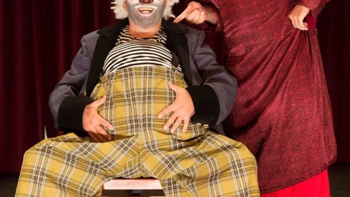 Clowner. Roger Westbergs clown och Sten Hellströms dito engageras för att roa Hitler i Boulevardteaterns "Heil clown".