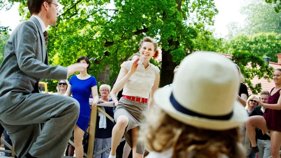 Simon Ternsjö och Lisa Christensson från Swingkatten leder Lindyhop på dansbanan bakom Parksnäckan.