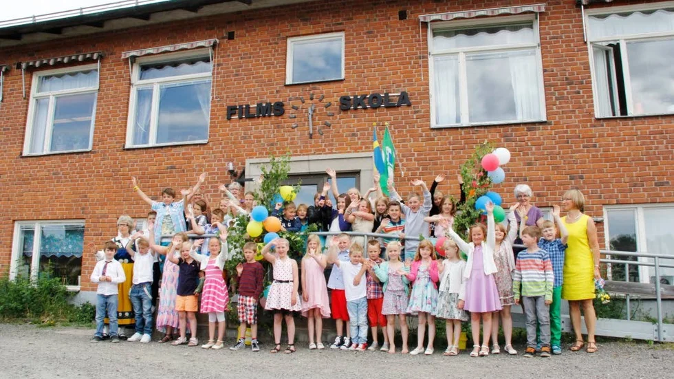 Hej då Film! De fyrtiofem eleverna och personalen på Films skola vinkar och tackar för sig nu när kommunen lagt ner skolan. Tll hösten fortsätter undervisningen i Österbybruk istället.