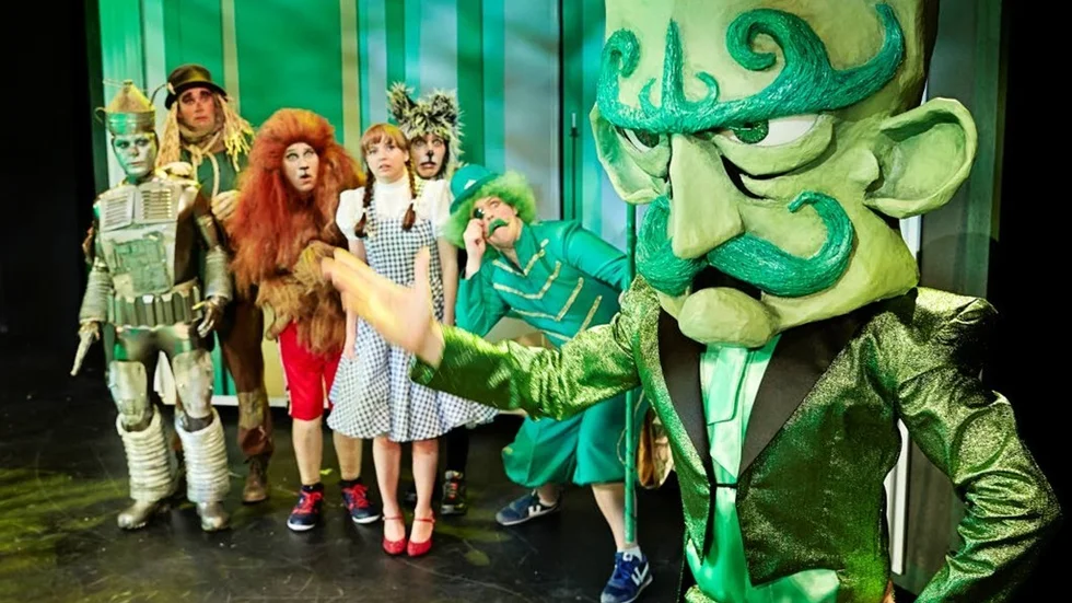 Kim Sulocki, Robert Rydberg, Markoolio, Stina ErikssonBill Sundberg, Simeon Lindgren och Tobbe Trollkarl i musikalen "Trollkarlen från Oz"
