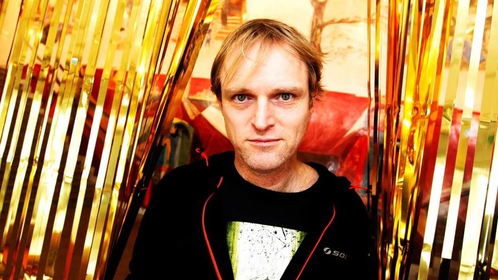 Dennis Magnusson är tillbaka på Uppsala stadsteater som dramatiker. Denna gång med pjäser om berömmelse och dess baksida.