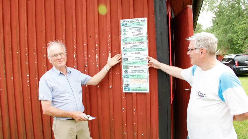Hembygdföreningens ordförande Mats Gällström och festkommissarie Per-Erik Karlsson visar upp programmet för Hållnäsveckan.