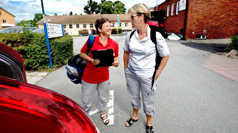 Mobila. Läkaren Christina Mörk och sjuksköterskan Angela Edman gör hembesök hos akut sjuka äldre så de slipper uppsöka akuten.