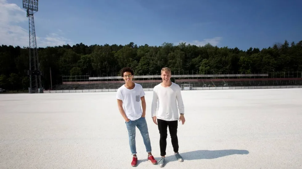 Bandyplan. Här ska bioduken stå under biokvällarna som killarna anordnar onsdag och torsdag kväll.