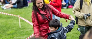 Midsommarfirande lockade många trots kyla