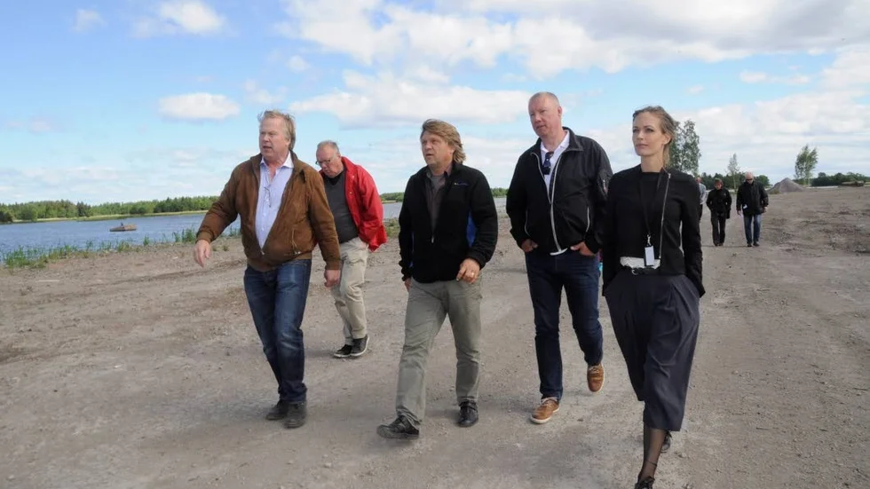 GENOMGÅNG. Fastighetsentreprenören Anders Högberg (t v) berättar för samhällsbyggnadsutskottet och tjänstemän om sitt projekt Karlholms strand. Från mitten Peter Bergström, miljökonsult åt Högberg, Håkan Ståhlberg (S) och Lisa Björk, kommunarkitekt. I  bakgrunden Urban Blomster (V).