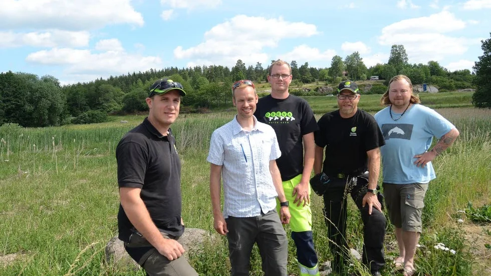 Vid våtmarken. Ola Helmerson, Dennis Wiström, Mikael Roos, Oskar Ahlsén och Joakim Johansson vid den planerade våtmarken på Skramstad gård, Gamleby.