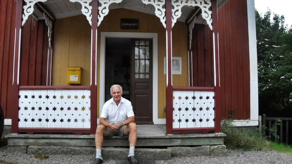 Sevärdighet. Thomas Hedfors framför hembygdsgården, känd från filmen Barnen i Bullerbyn.