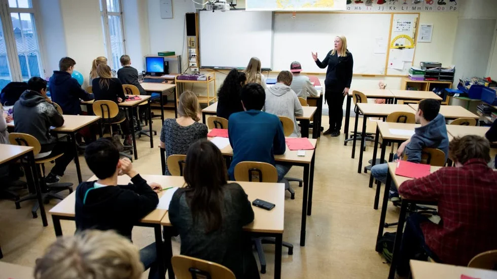Klassrum. En pojke på en skola i Västerviks kommun har enligt mamman införskaffat en kniv för att känna sig trygg.