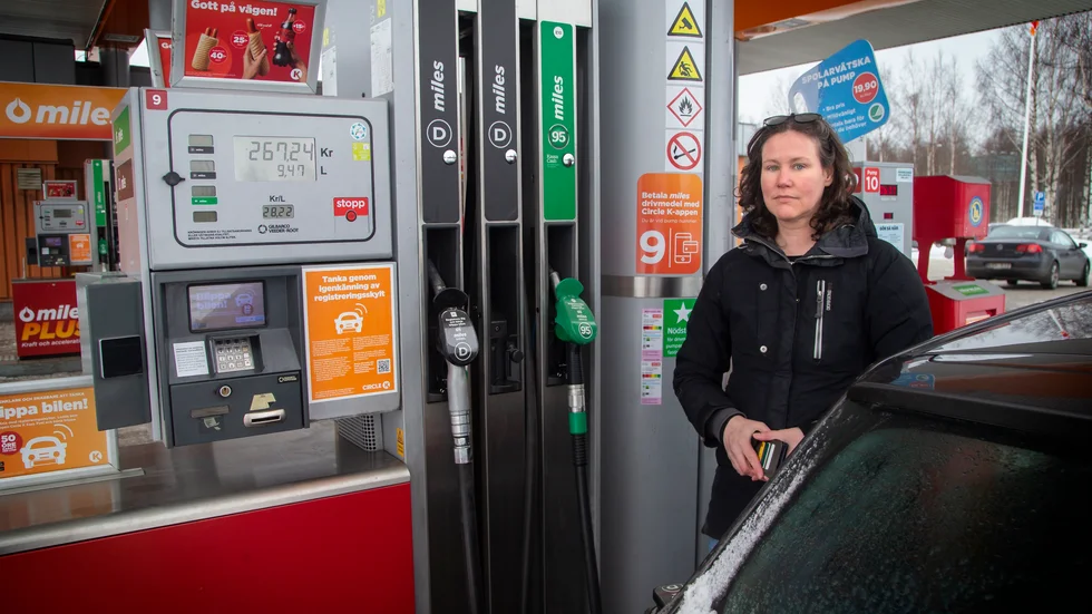 Anette Lindberg pendlar till Sunderbyn och är beroende av bilen. "Jag måste tanka rätt ofta i och med att jag kör mycket. Sedan har jag ju barn som ska skjutsas vad de än ska göra eftersom vi inte har några bussar som går i närheten av där vi bor. Det blir några mil här och där och det kostar ju också", säger hon.