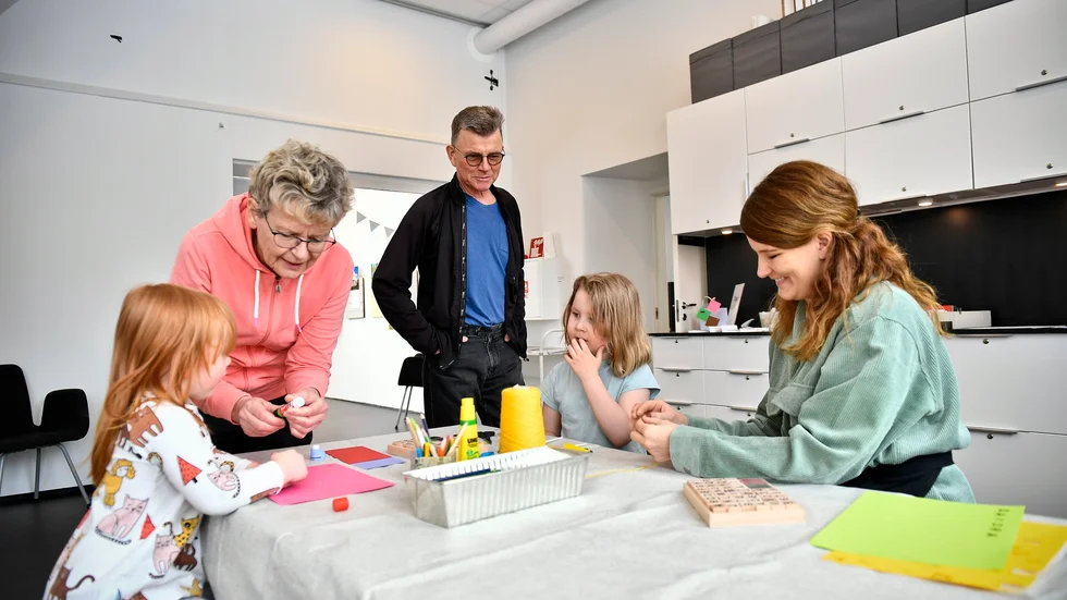 Malva Skotare, Agneta Skotare, Staffan Skotare, och My Skotare pysslar tillsammans med arkivpedagogen Sara Marklund.